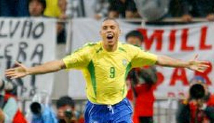 Den brasilianske gulddreng Ronaldo vil gå lidt ned i løn for at hjælpe sin klub. - Foto: AP 