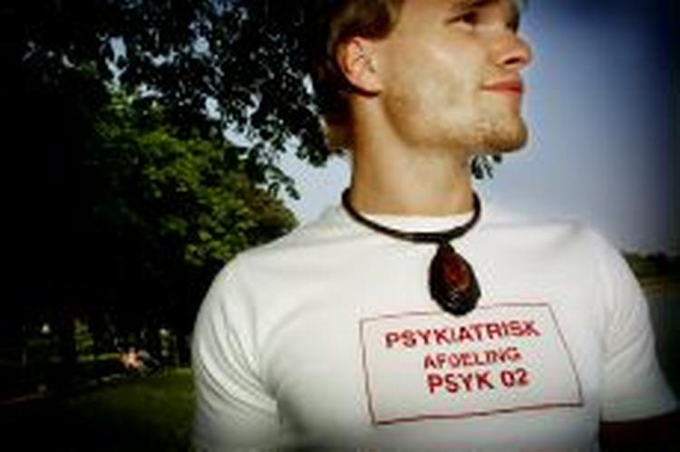 Petroleums sælger viser T-shirten frem. - Foto: Jakob Carlsen 