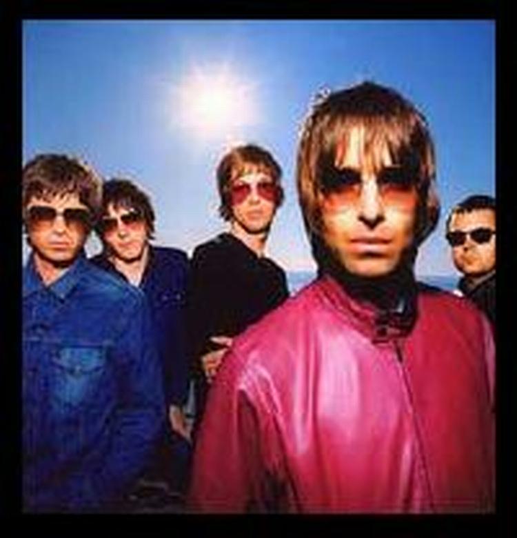 Tømmermænd. Oasis anno 2002 lyder som en fest, der er forbi. Det har orkestret åbenbart bare ikke opdaget endnu. - Foto fra Oasis' hjemmeside 
