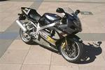 Suzuki GSX-R 1000 slæber kun på ca. ét kilo for hver af dens 160 hestekræfter. Accelerationen er derfor hæsblæsende. Foto: John de Summer-Brason 