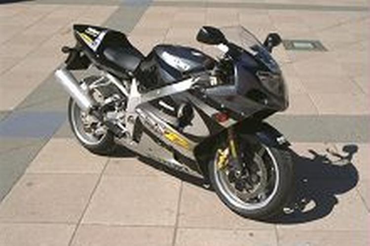 Suzuki GSX-R 1000 slæber kun på ca. ét kilo for hver af dens 160 hestekræfter. Accelerationen er derfor hæsblæsende. Foto: John de Summer-Brason 