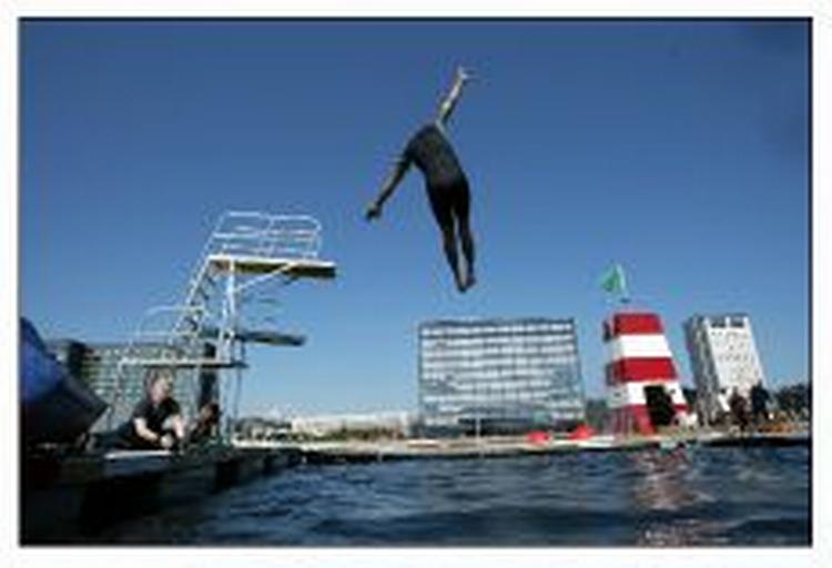 Mange københavnere hoppede en tur i havnen - hver på deres måde - da byen fik sit eget badested. - Foto: Peter Hove Olesen 