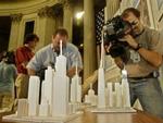 Nogle af de seks modeller for World Trade Center-grunden ser således ud. - Foto: AP 