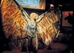 Transstjerne. Hedwig, spillet af instruktøren John Cameron Mitchell selv, minder mere om Marlene Dietrich end David Bowie, når hun folder sig ud i de ydmyge etablissementer, hun og gruppen optræder i. 