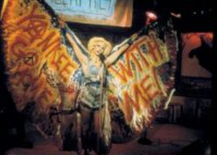 Transstjerne. Hedwig, spillet af instruktøren John Cameron Mitchell selv, minder mere om Marlene Dietrich end David Bowie, når hun folder sig ud i de ydmyge etablissementer, hun og gruppen optræder i. 