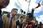 Miljøminister Hans Chr. Schmidt (V) veksler et par ord med en af de cirka 150 demonstranter ved miljømødet i Sønderborg. - Foto: Kaare Viemose 