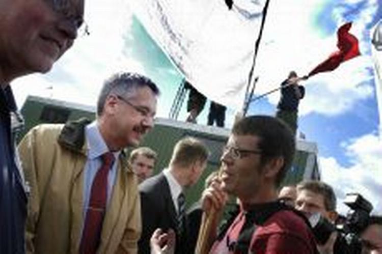 Miljøminister Hans Chr. Schmidt (V) veksler et par ord med en af de cirka 150 demonstranter ved miljømødet i Sønderborg. - Foto: Kaare Viemose 