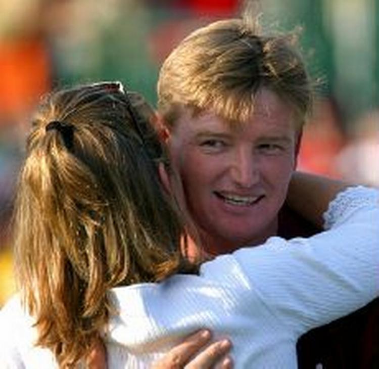 Vinderen af British Open, Ernie Els, får et varmt knus af sin hustru Liezel efter sejren. - Foto: AP 