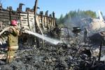 Brandfolk kæmper for at slukke branden, der opstod efter flystyrtet søndag. - Foto: AP 