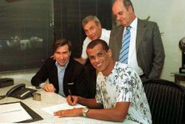 Mens Rivaldo skrev under i Italien, scorede Jon Dahl i Skotland. - Foto: AP 