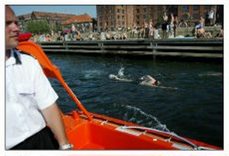 Det koster 500 kr. at blive nappet i ulovlig badning i havnen. - Foto: Peter Hove Olesen 
