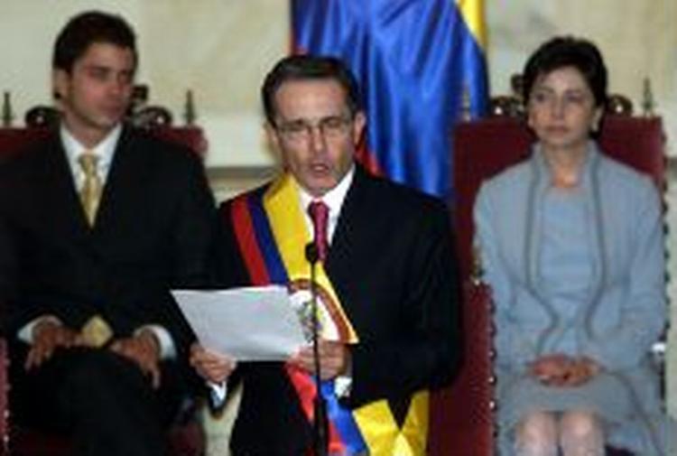 Præsident Alvaro Uribe Vélez' første dag som præsident udløste en bølge af vold i Colombia. 