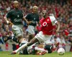 Arsenals midtbanedynamo Viera nedlægges i kampen mellem sidste sæsons nummer et og to. - Foto: AP 