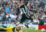 Newcastles Lomana Lualua på vej hen over Manchester Citys Peter Schmeichel. - Foto: AP 