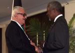 Den irakiske vicepremierminister, Tareq Aziz, hilser på FN's generalsekretær Kofi Annan. - Foto: AP 