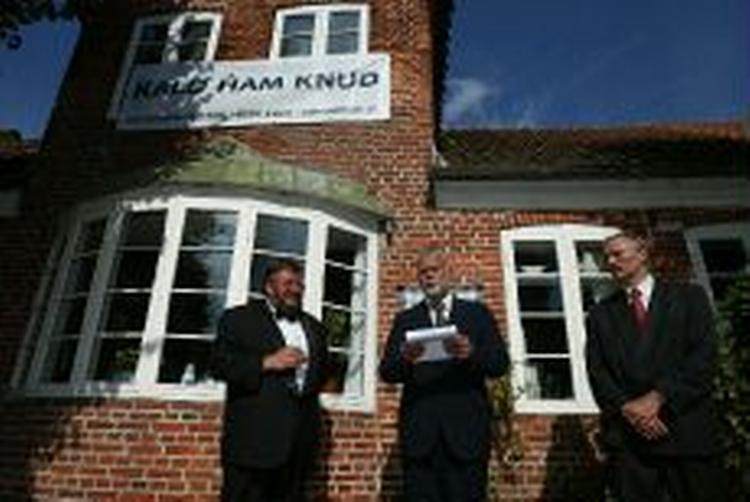 Bagsiden repræsenteret af Henrik Larsen og Bjarne Schilling til indvielse af ambassaden. - Foto: Lars Skaaning 