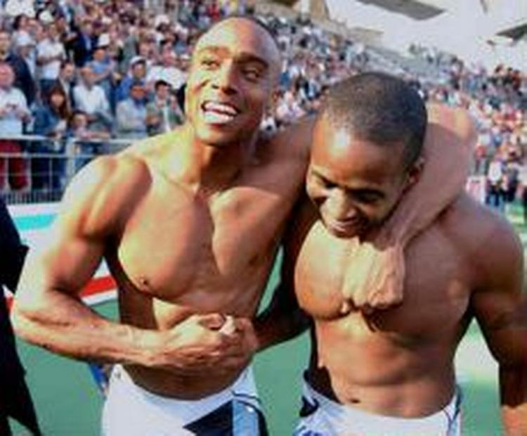 Ny indehaver af verdensrekorden på mændenes 100 meter, Tim Montgomery (t.h.) lykønskes af holdkammeraten Jon Drummond. - Foto: AP 