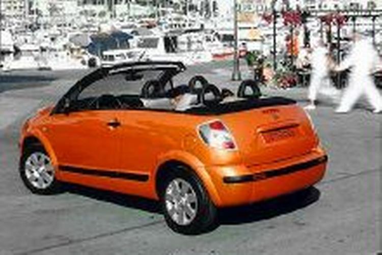 Citroën Pluriel i helt åben tilstand. Taget er rullet tilbage, og tagbuerne står hjemme i garagen. Så nu skulle det helst ikke begynde at regne. - Foto: Citroën 