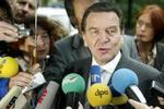 Gerhard Schröder kan blive siddende som kansler - på et hængende hår. - Foto: AP 