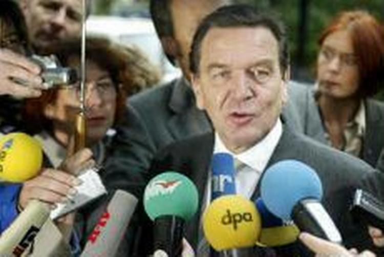 Gerhard Schröder kan blive siddende som kansler - på et hængende hår. - Foto: AP 