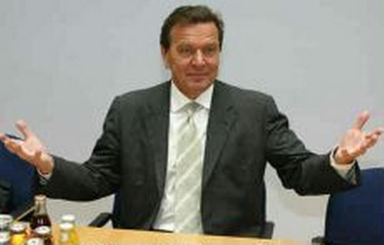 Gerhard Schröder kan blive siddende som kansler - på et hængende hår. - Foto: AP 