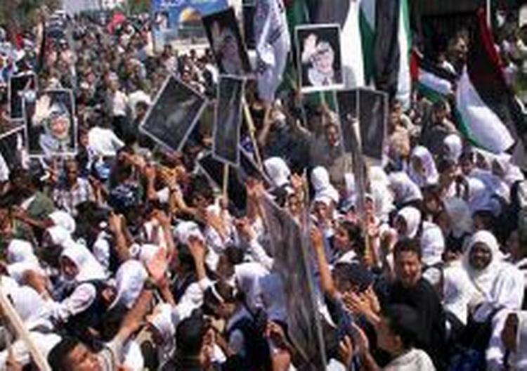 Arafat-støtter demonstrerer i Gaza. - Foto: AP 