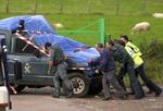 En bombe på mellem 15 og 20 kg sprængstof var sandsynligvis anbragt bag plakaten, der bar ETA's slange-og økse-symbol og påskriften 'Leve ETA!'. - Foto: AP 