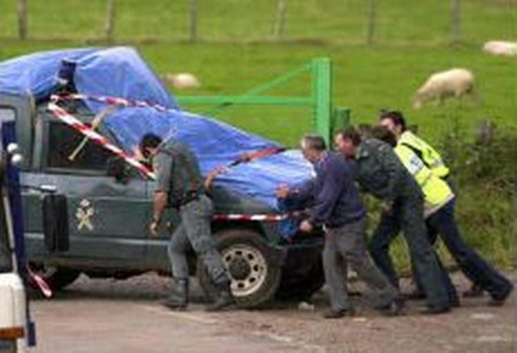 En bombe på mellem 15 og 20 kg sprængstof var sandsynligvis anbragt bag plakaten, der bar ETA's slange-og økse-symbol og påskriften 'Leve ETA!'. - Foto: AP 