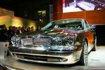 Fronten på den nye Jaguar XJ8 minder i næsten skuffende grad om den hidtidige model, men Jaguars kunder er ret traditionelle og ønsker ikke for store designspring. Til gengæld er teknikken topmoderne. - Foto: Ford 