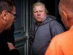 En lettere desperat Kurt Trampedach vendte torsdag tilbage til den udbrændte adresse, der har været hans lejebolig og arbejdsplads, når han er i Danmark. - Foto: Jens Dresling 