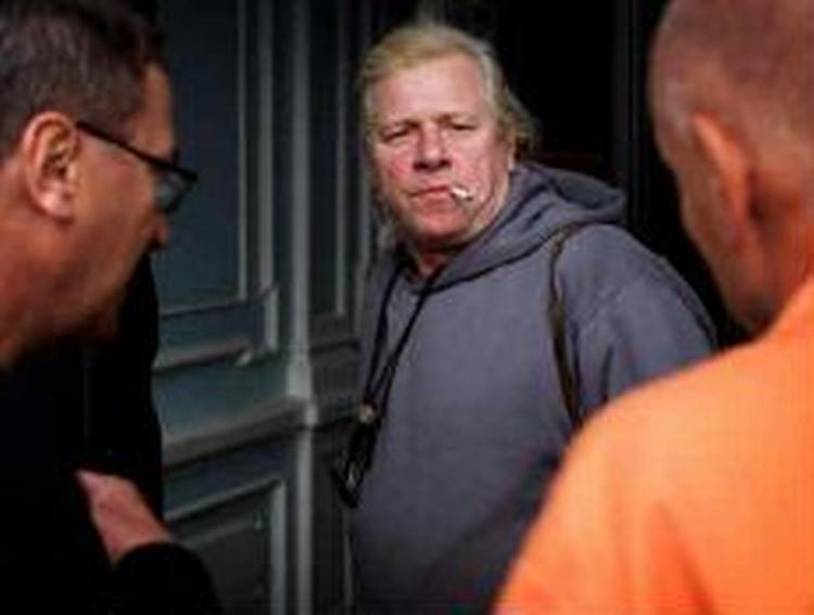 En lettere desperat Kurt Trampedach vendte torsdag tilbage til den udbrændte adresse, der har været hans lejebolig og arbejdsplads, når han er i Danmark. - Foto: Jens Dresling 
