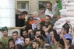 Arafat blev båret "i guldstol" ud af sit sønderbombede hovedkvarter. - Foto: AP 