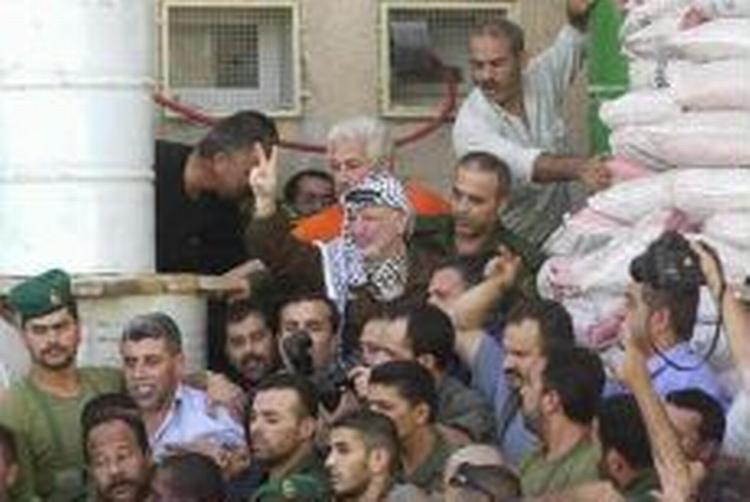 Arafat blev båret "i guldstol" ud af sit sønderbombede hovedkvarter. - Foto: AP 