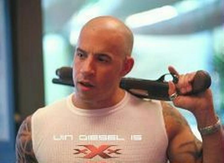 Xander Cage alias Vin Diesel er vor tids Agent 007 - med tatoveringer og svulmende overarme. - Foto: Bob Marshak 