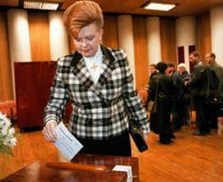 Letlands præsident Vaira Vike-Freiberga afgiver sin stemme. -- Foto: AP 