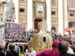 Den alderdomssvækkede pave Johannes Paul II passerer et billede af den katolske kirkes nye helgen. - Foto: AP 