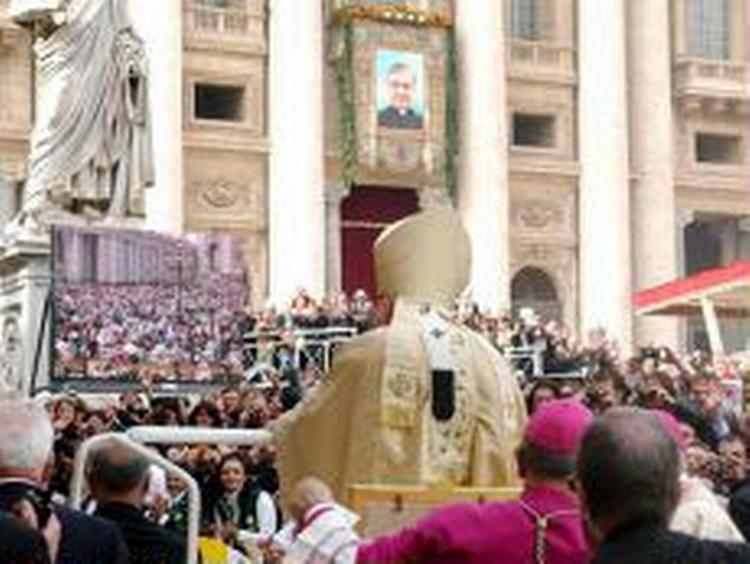 Den alderdomssvækkede pave Johannes Paul II passerer et billede af den katolske kirkes nye helgen. - Foto: AP 