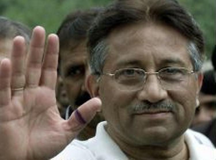 Tidligere i år tildelte Musharraf sig selv fem år mere som Pakistans præsident, og tiltog sig også magten til at afskedige premierminister og parlament. - Foto: AP 