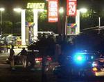 Politi og myndigheder efterforsker det nyeste snigmord - denne gang på en tankstation. - Foto: AP 