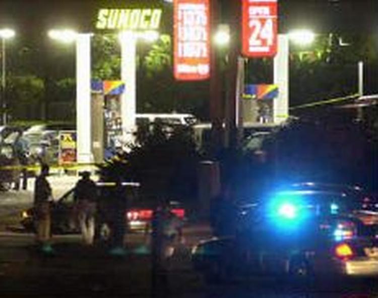 Politi og myndigheder efterforsker det nyeste snigmord - denne gang på en tankstation. - Foto: AP 