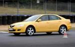 Mazda 6 i sikker stil på Jyllands-Ringen. Bilen er en voldsom forbedring i forhold til model 626, som den afløser. Og lige i øjeblikket er prisen ganske gunstig. - Foto: Rasmus Baaner 