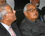 Den indiske udenrigsminister Singh (tv) og premierminister Vajpayee under mødet i København. - Foto: AP 