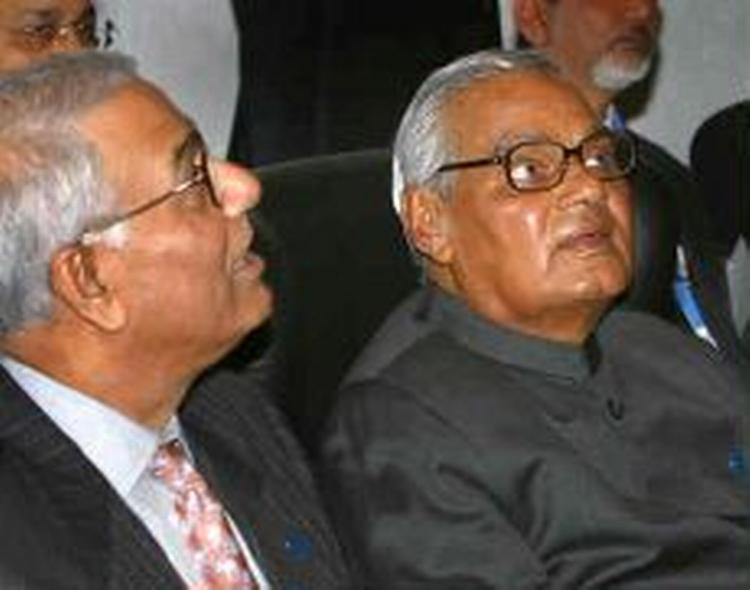 Den indiske udenrigsminister Singh (tv) og premierminister Vajpayee under mødet i København. - Foto: AP 