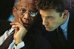 Morgan Freeman spiller på rutinen, mens Ben Affleck må konstateres at ville pynte på de fleste politistationer. - Foto: VIP 