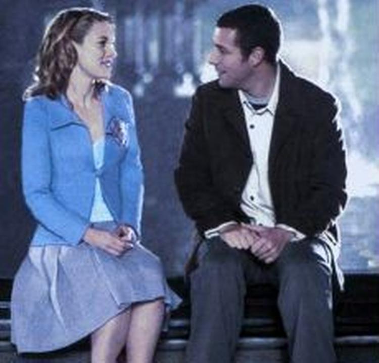 Her ses Winona Ryder og Adam Sandler i 'Deeds'. Foto fra filmen. 