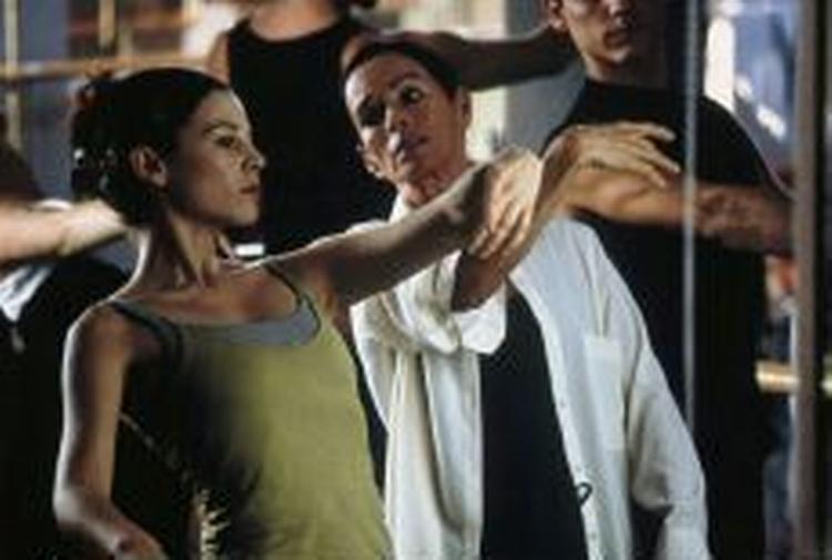 I et tilbageblik ser man den senere komaramte Alicia danse, vejledt af sin danselærerinde (Geraldine Chaplin). -Foto: SandrewMetronome 