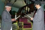 Den nepalesiske konge tager Lokendra Bahadur Chand i ed som premierminister. - Foto: AP 
