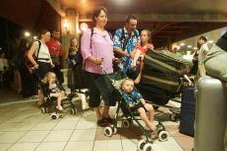 Turister venter på at blive fløjet væk fra Bali. Flere danske feriegæster vil blive fløjet til Thailand mandag. - Foto: AP 