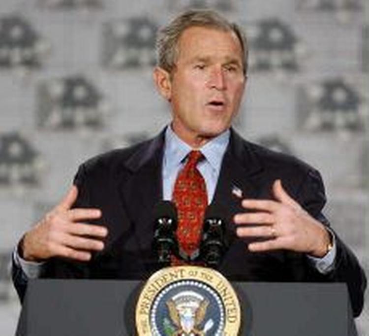 »Vi vil om nødvendigt udkæmpe en krig på to fronter«, siger præsident Bush, der ikke vil tillade, at fokus fjernes fra Irak og Saddam Hussein. - Foto: AP 