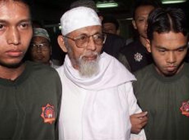Indonesiens præsident er længe blevet kritiseret for at lade Abu Bakar Bashir gå frit omkring. Nu er der tilsyneladende udstedt en arrestordre på ham. - Foto: AP 